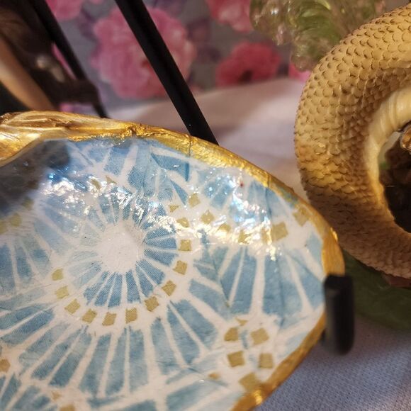 DECOUPAGE BLUE CIRCLES CLAM SHELL - Picture 2 of 11